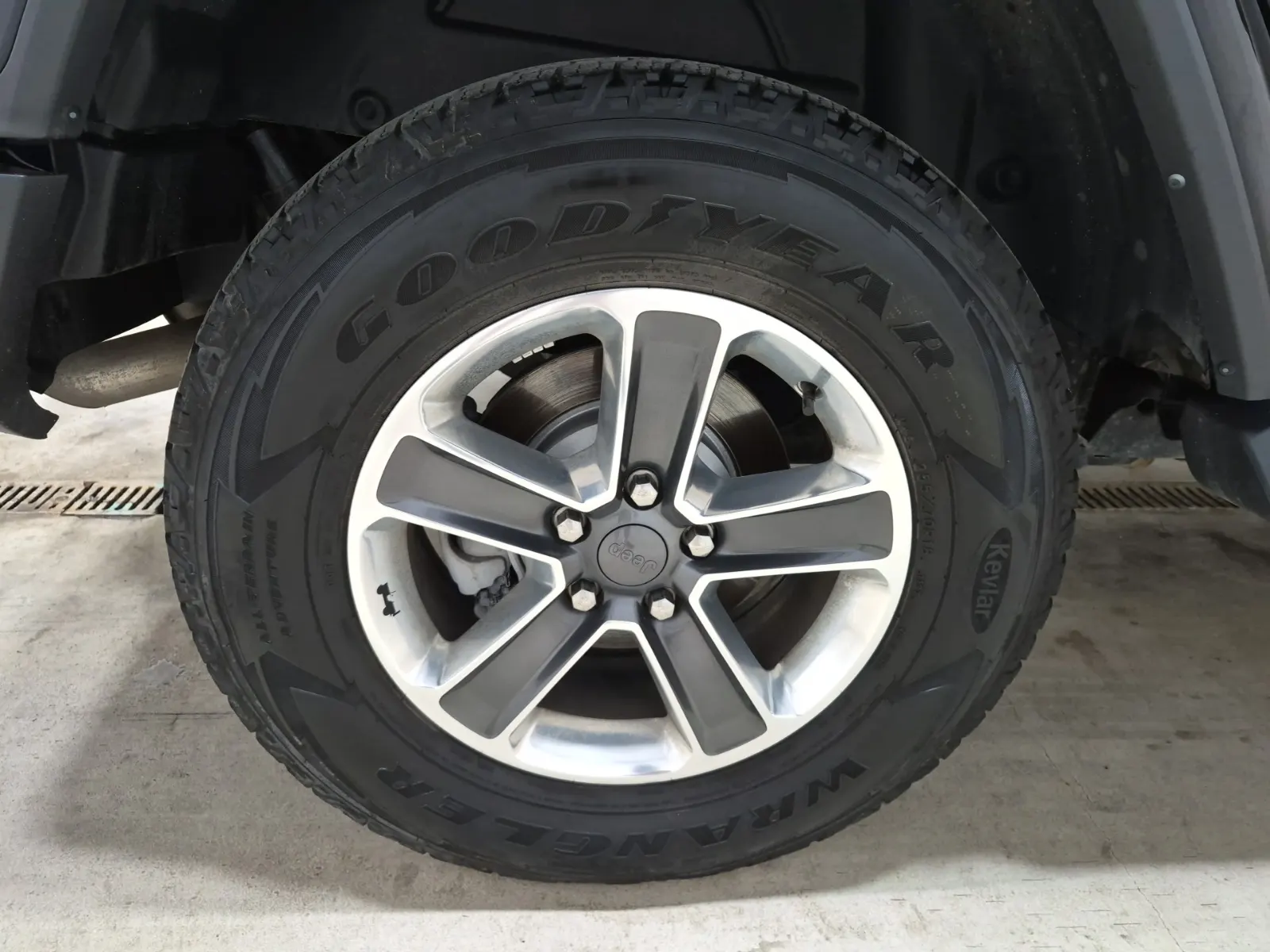 Right Rear Wheel/Tire Photo