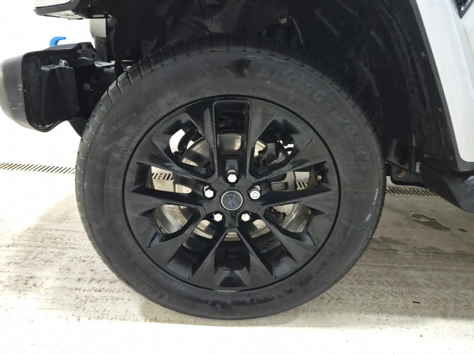 Front driver wheel/tire photo