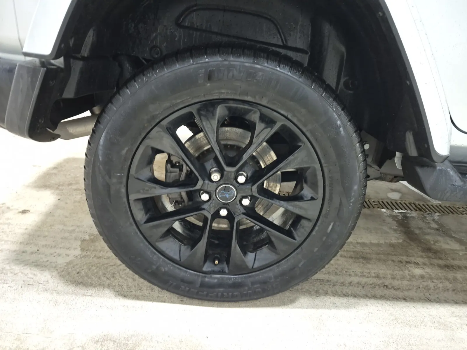 Right Rear Wheel/Tire Photo