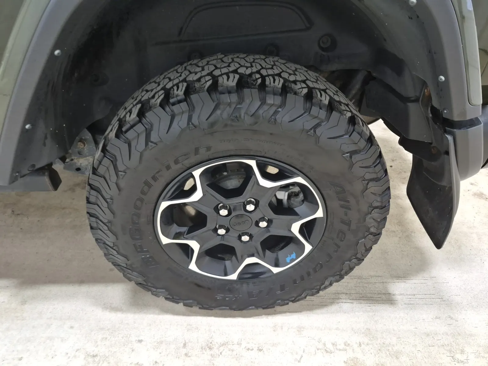 Left Rear Wheel/Tire Photo