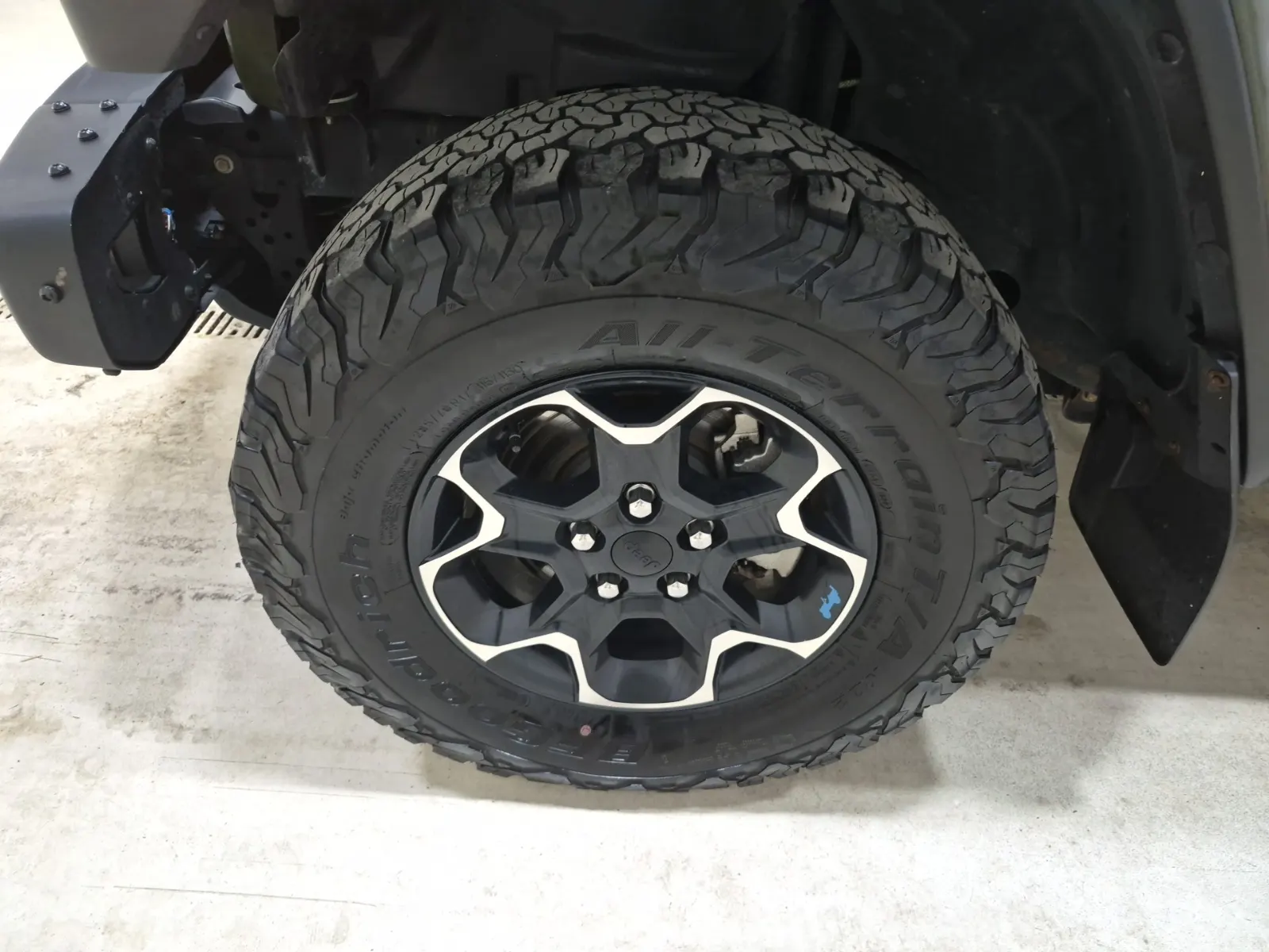 Front driver wheel/tire photo