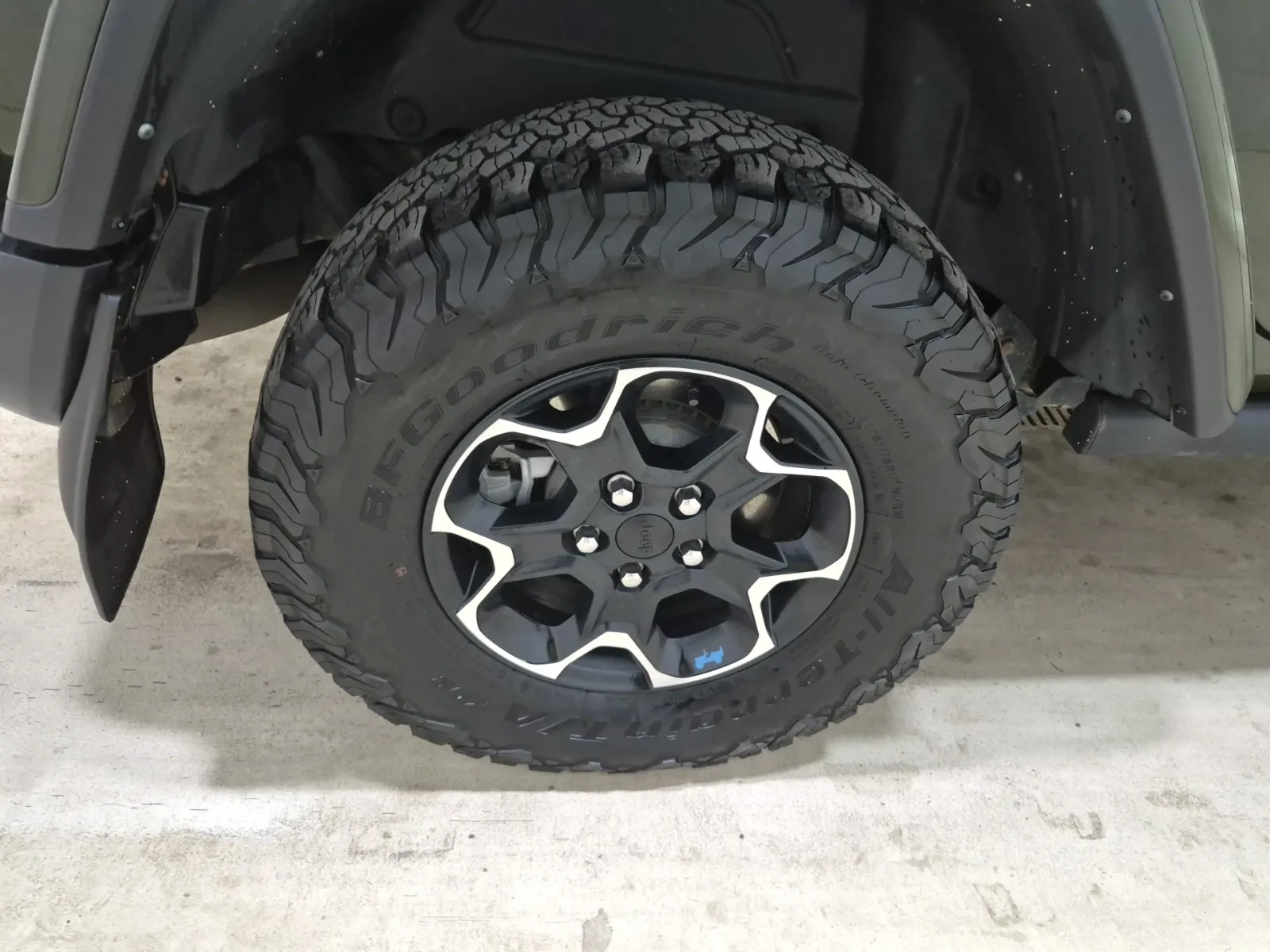 Right Rear Wheel/Tire Photo