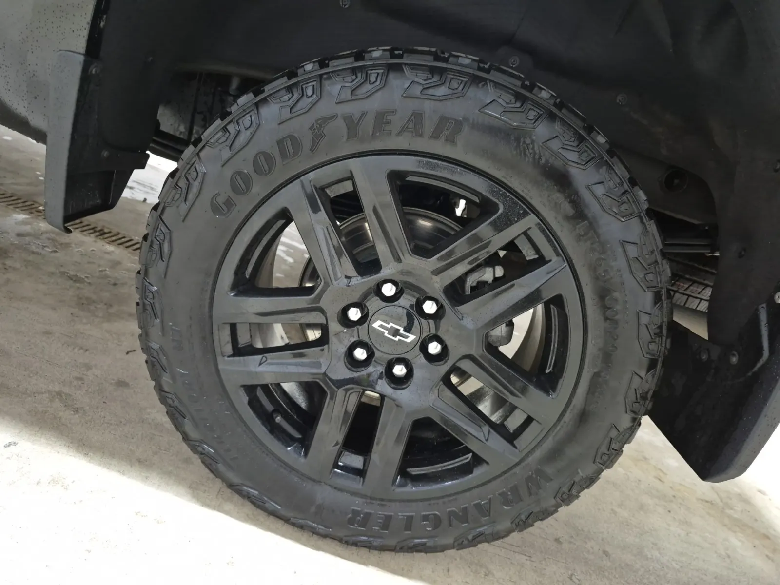 Left Rear Wheel/Tire Photo