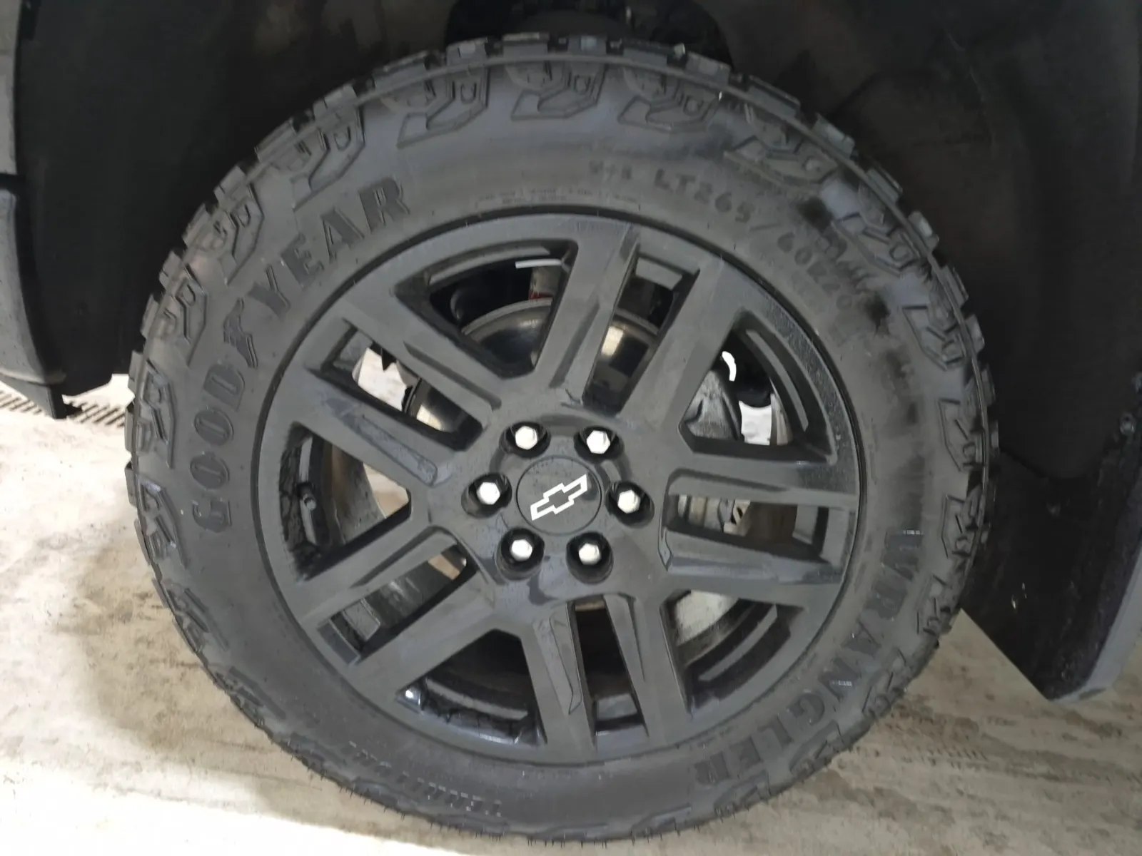 Front driver wheel/tire photo