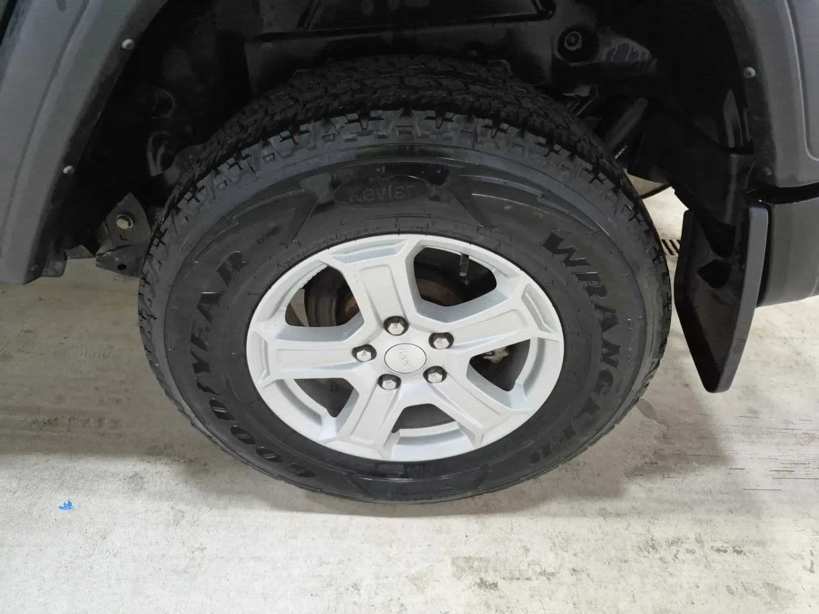 Left Rear Wheel/Tire Photo