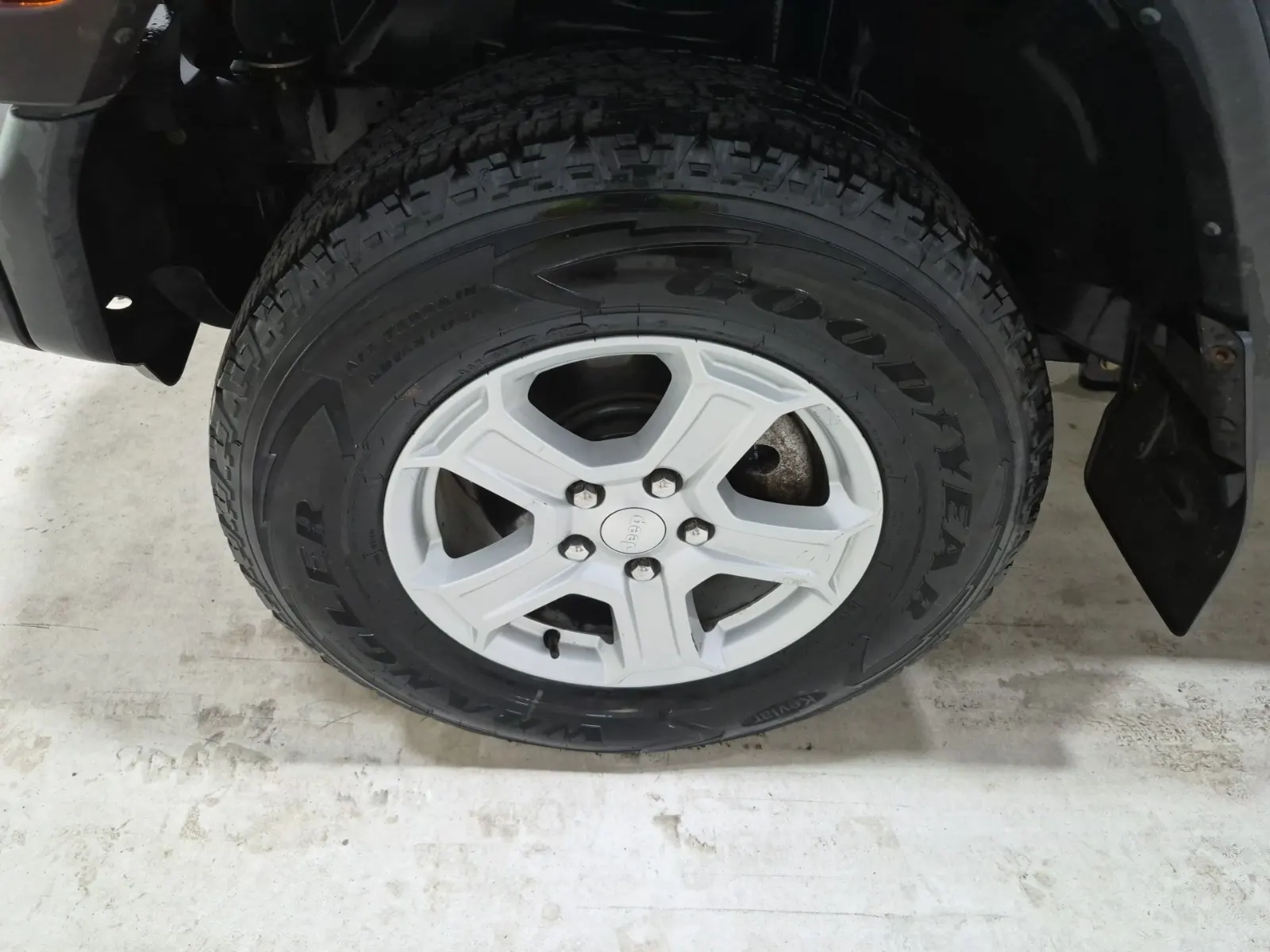Front driver wheel/tire photo