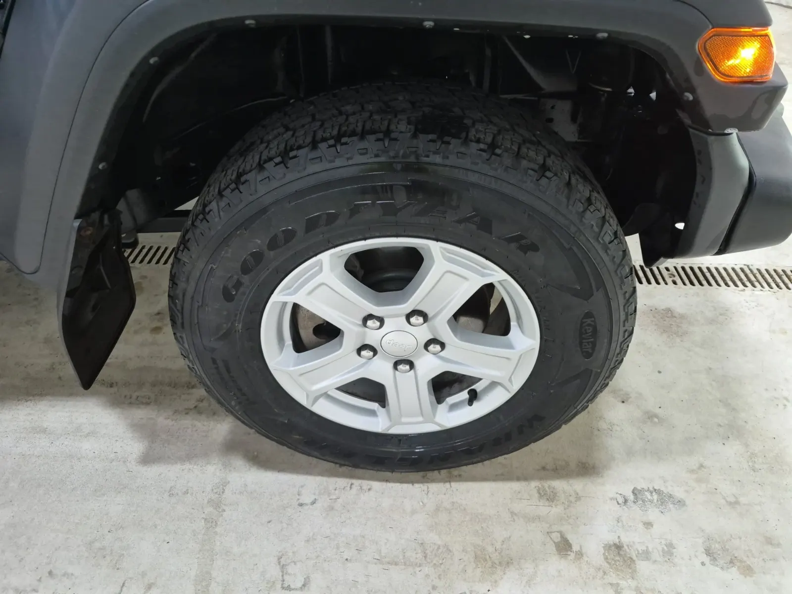 Right Front Wheel/Tire Photo