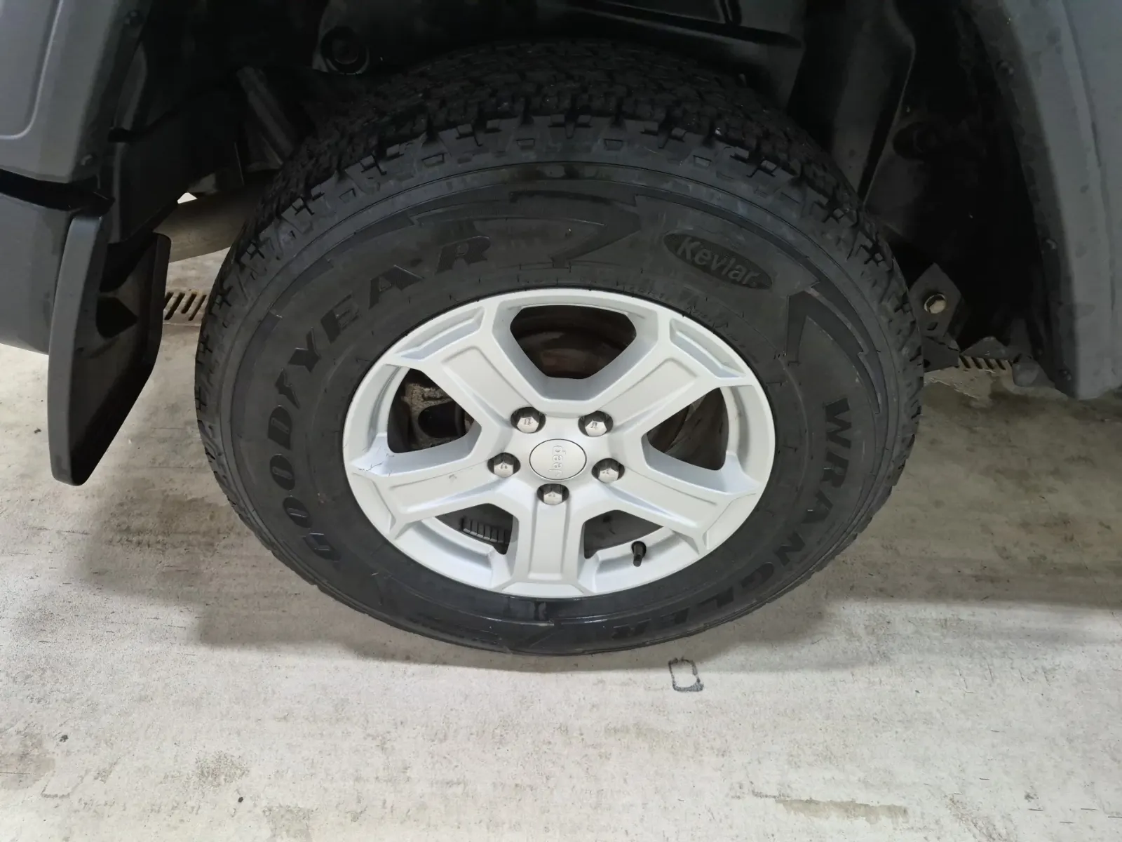 Right Rear Wheel/Tire Photo