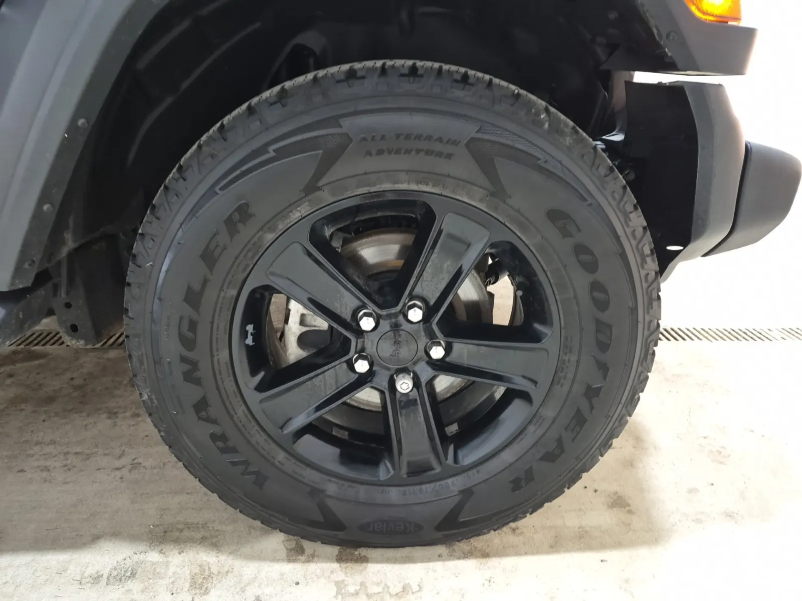 Right Front Wheel/Tire Photo