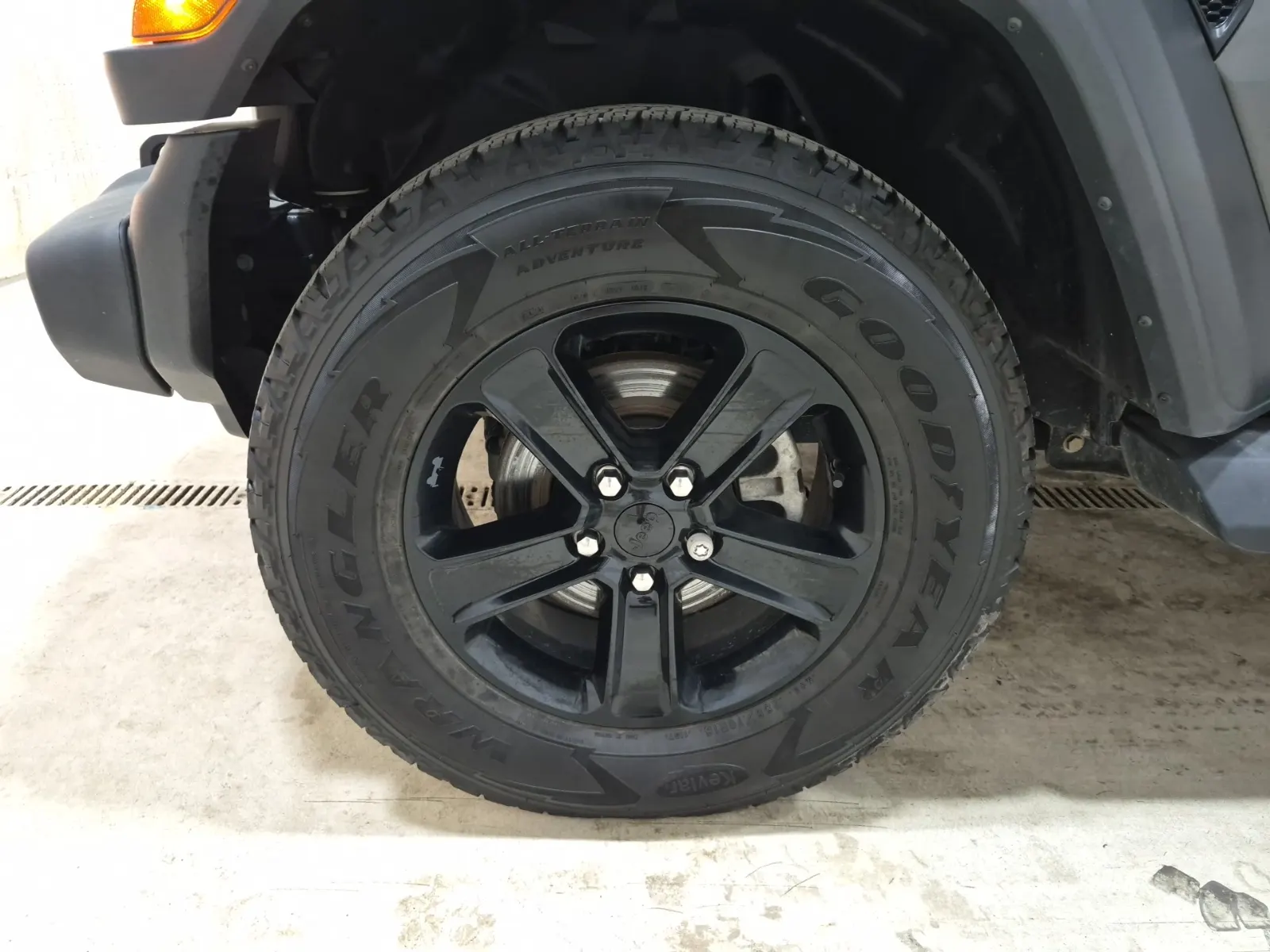 Front driver wheel/tire photo