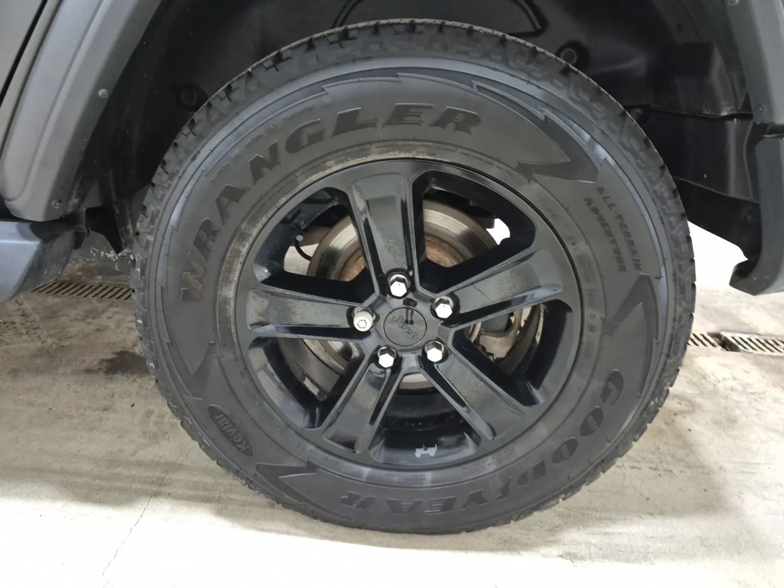 Left Rear Wheel/Tire Photo