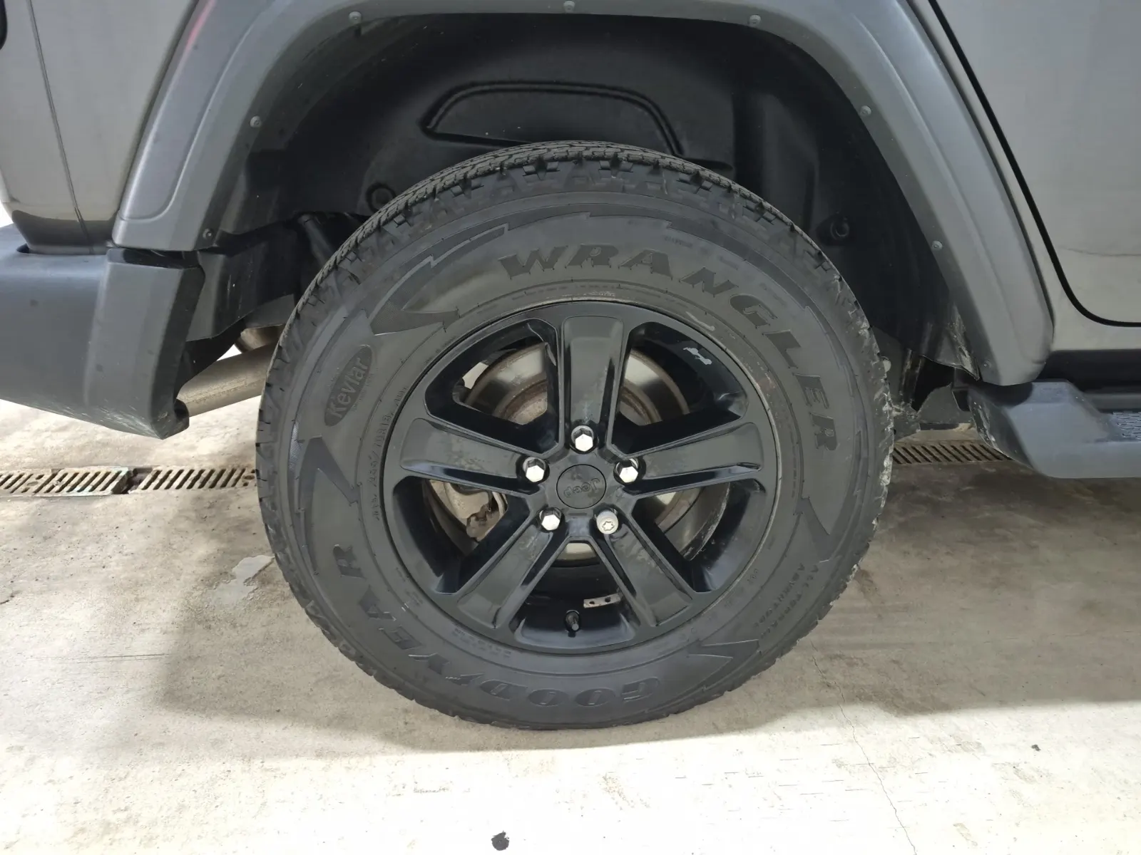 Right Rear Wheel/Tire Photo