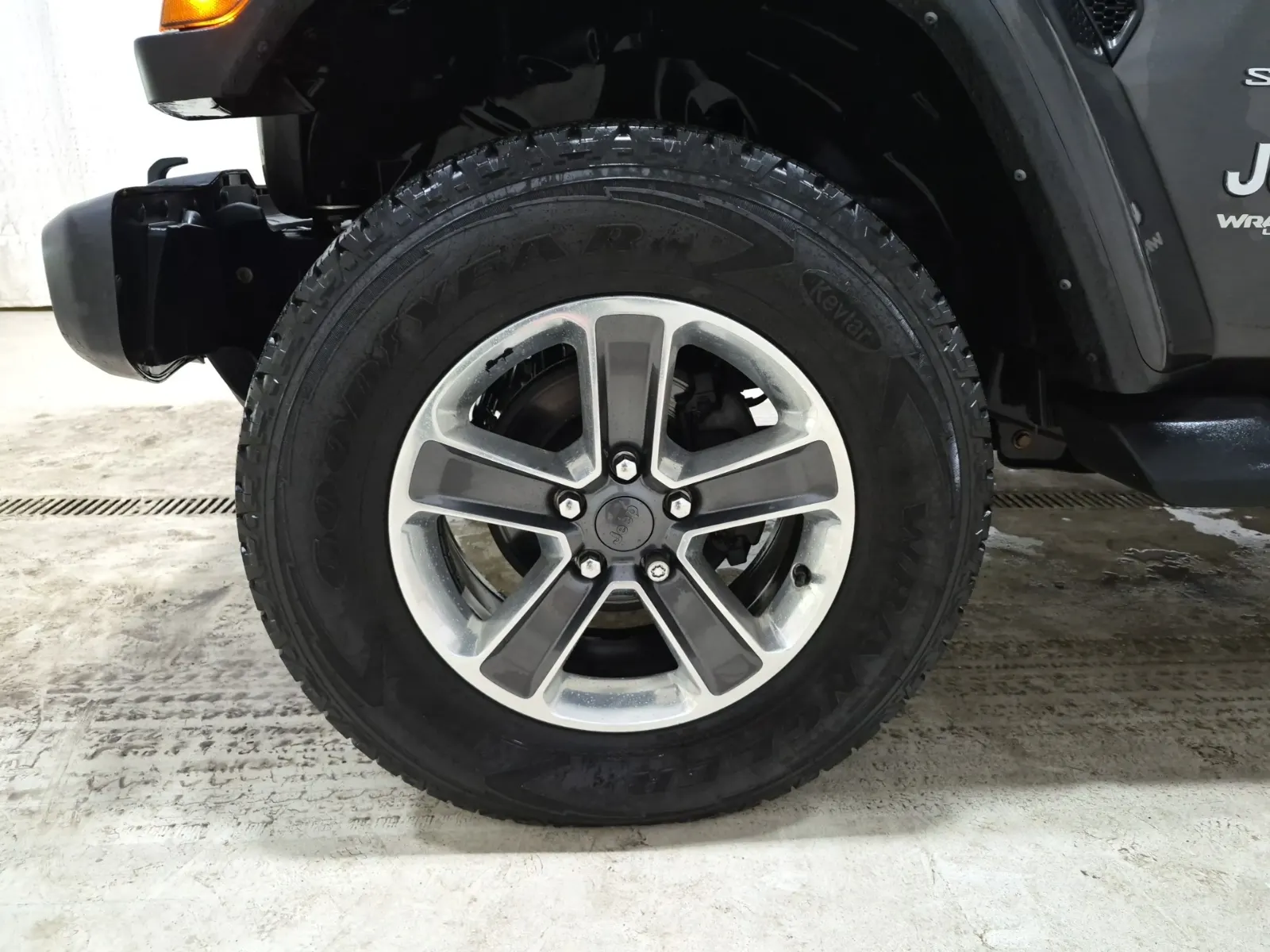 Front driver wheel/tire photo