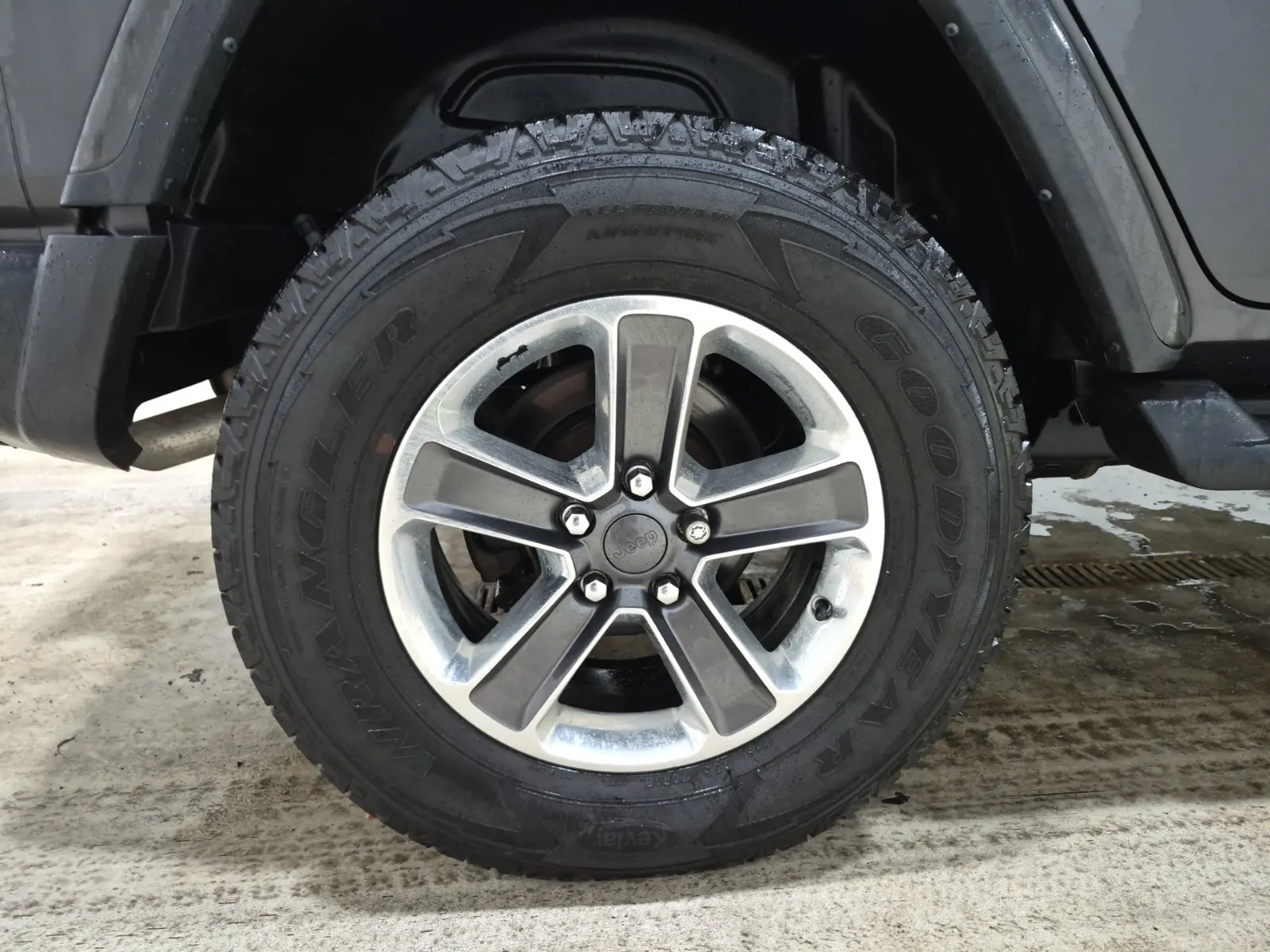 Right Rear Wheel/Tire Photo