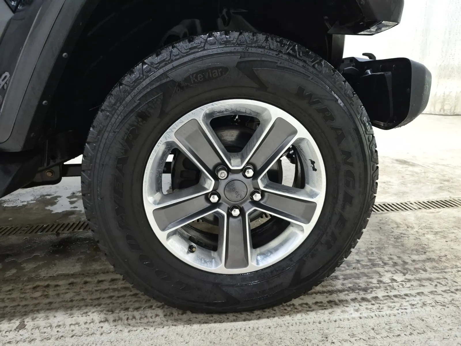 Right Front Wheel/Tire Photo
