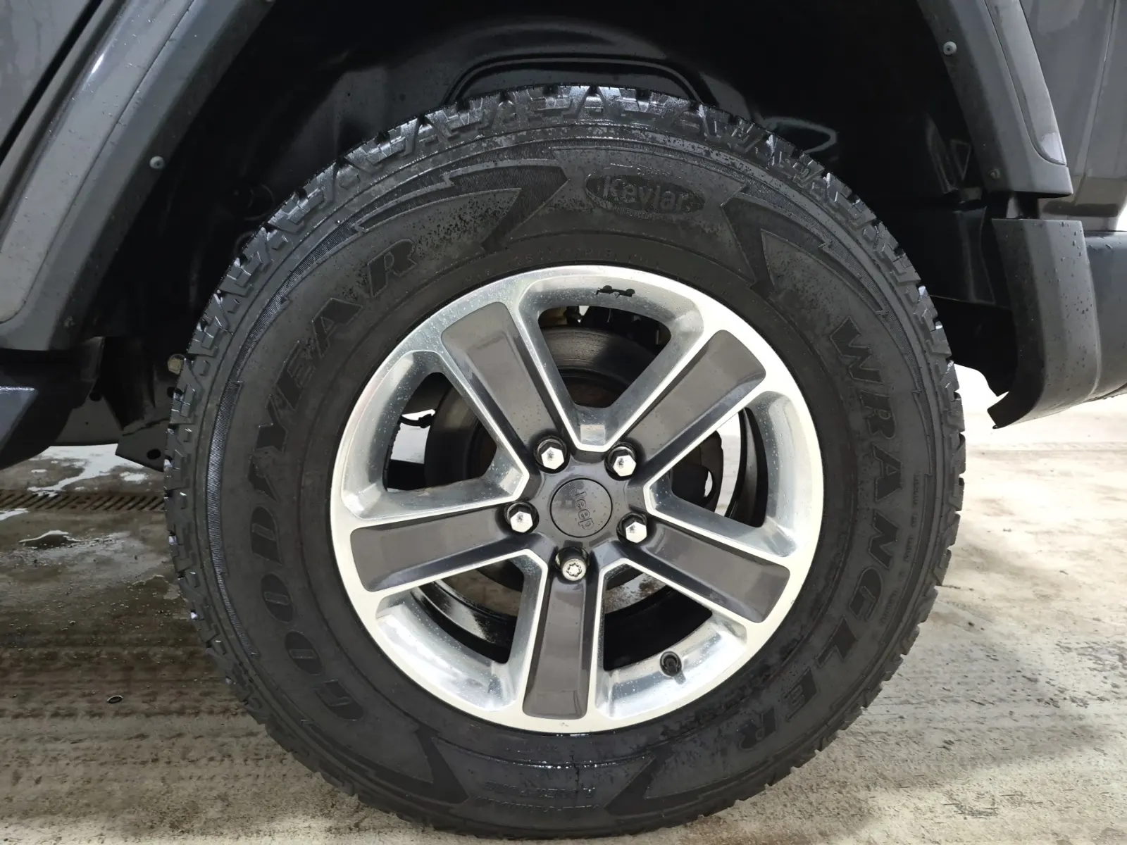 Left Rear Wheel/Tire Photo