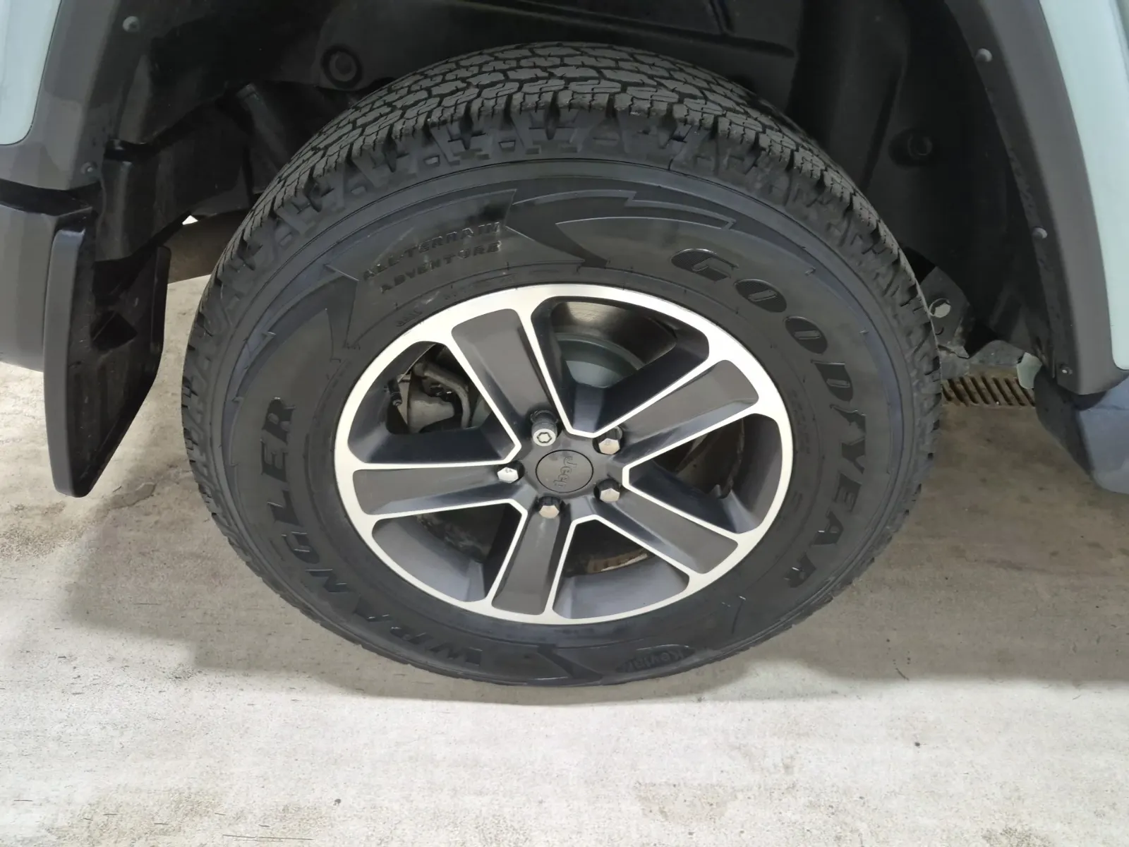 Right Rear Wheel/Tire Photo