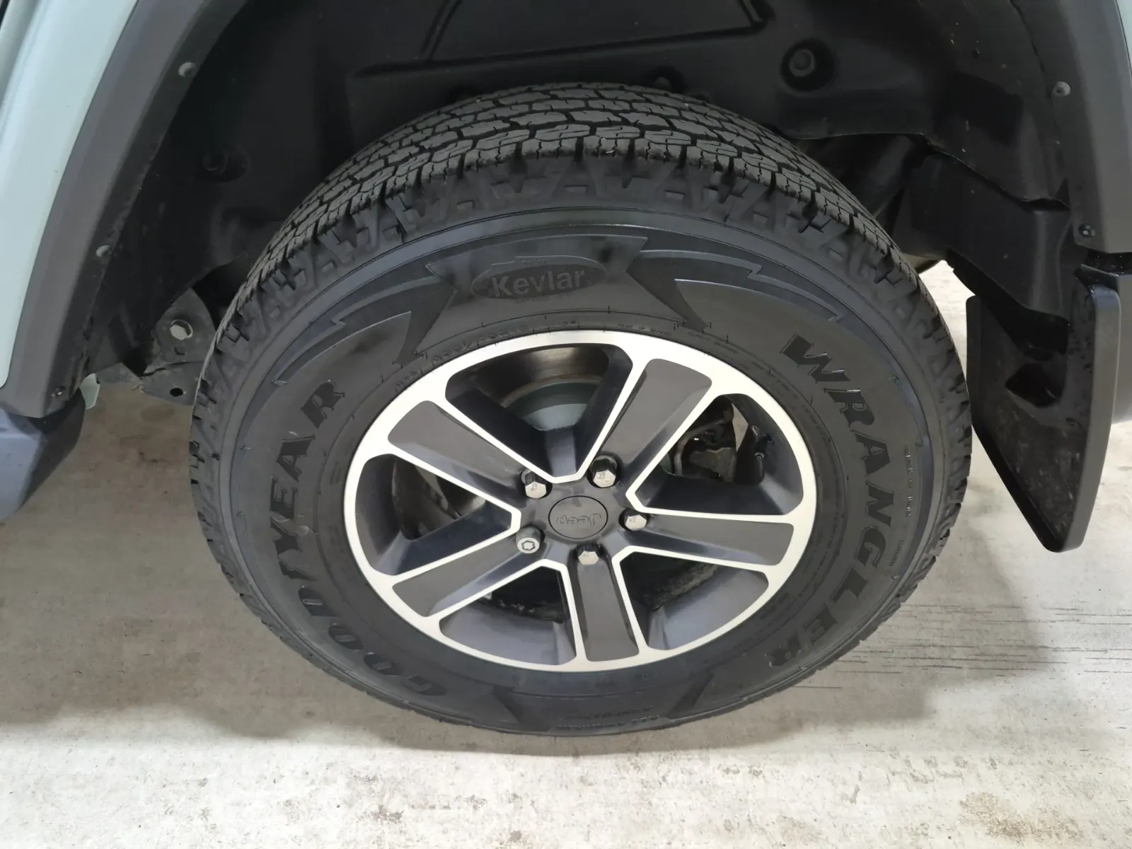 Left Rear Wheel/Tire Photo
