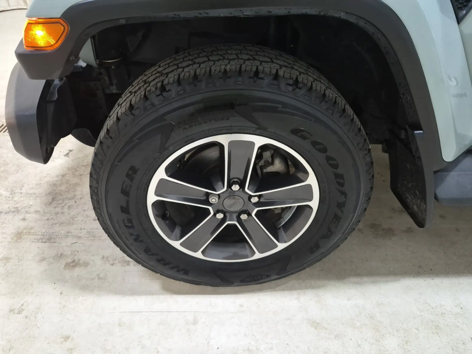 Front driver wheel/tire photo