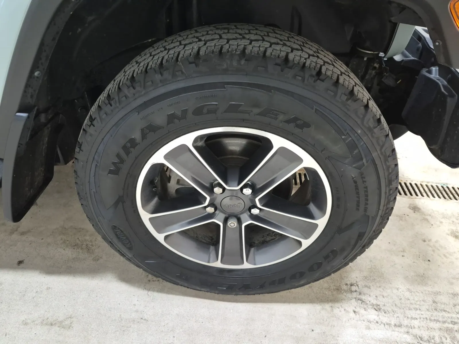 Right Front Wheel/Tire Photo