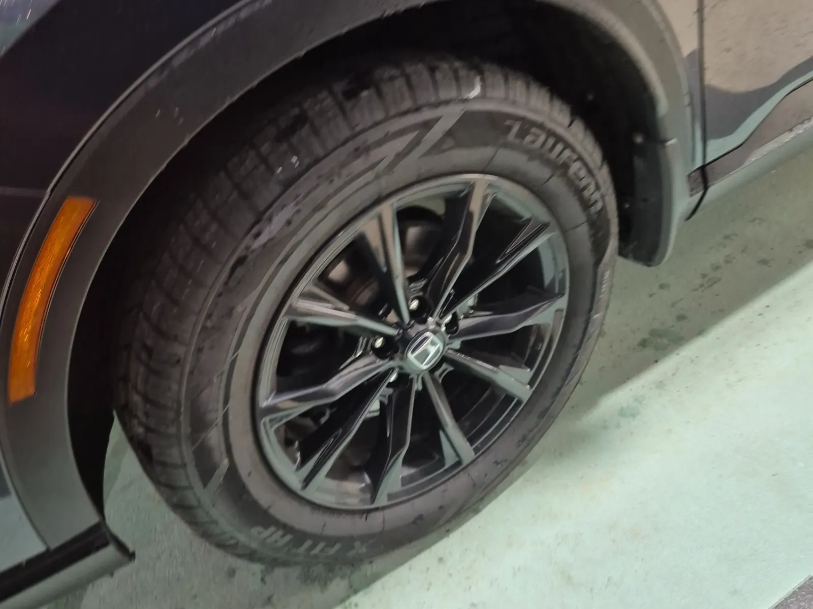 Front driver wheel/tire photo