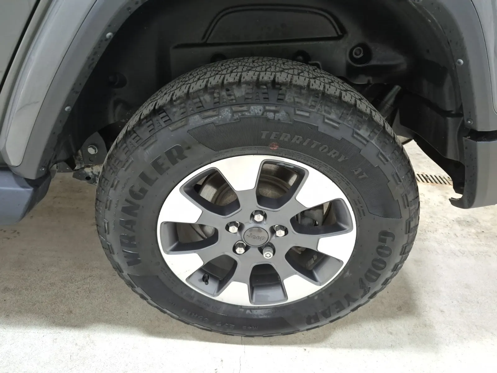 Left Rear Wheel/Tire Photo