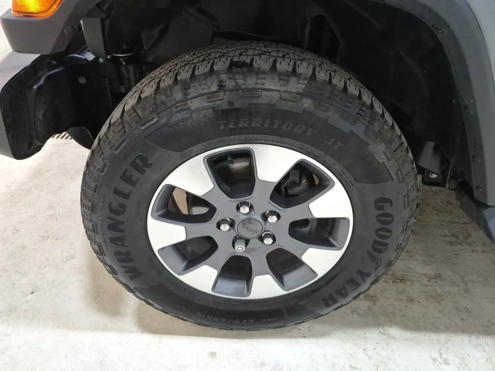 Front driver wheel/tire photo