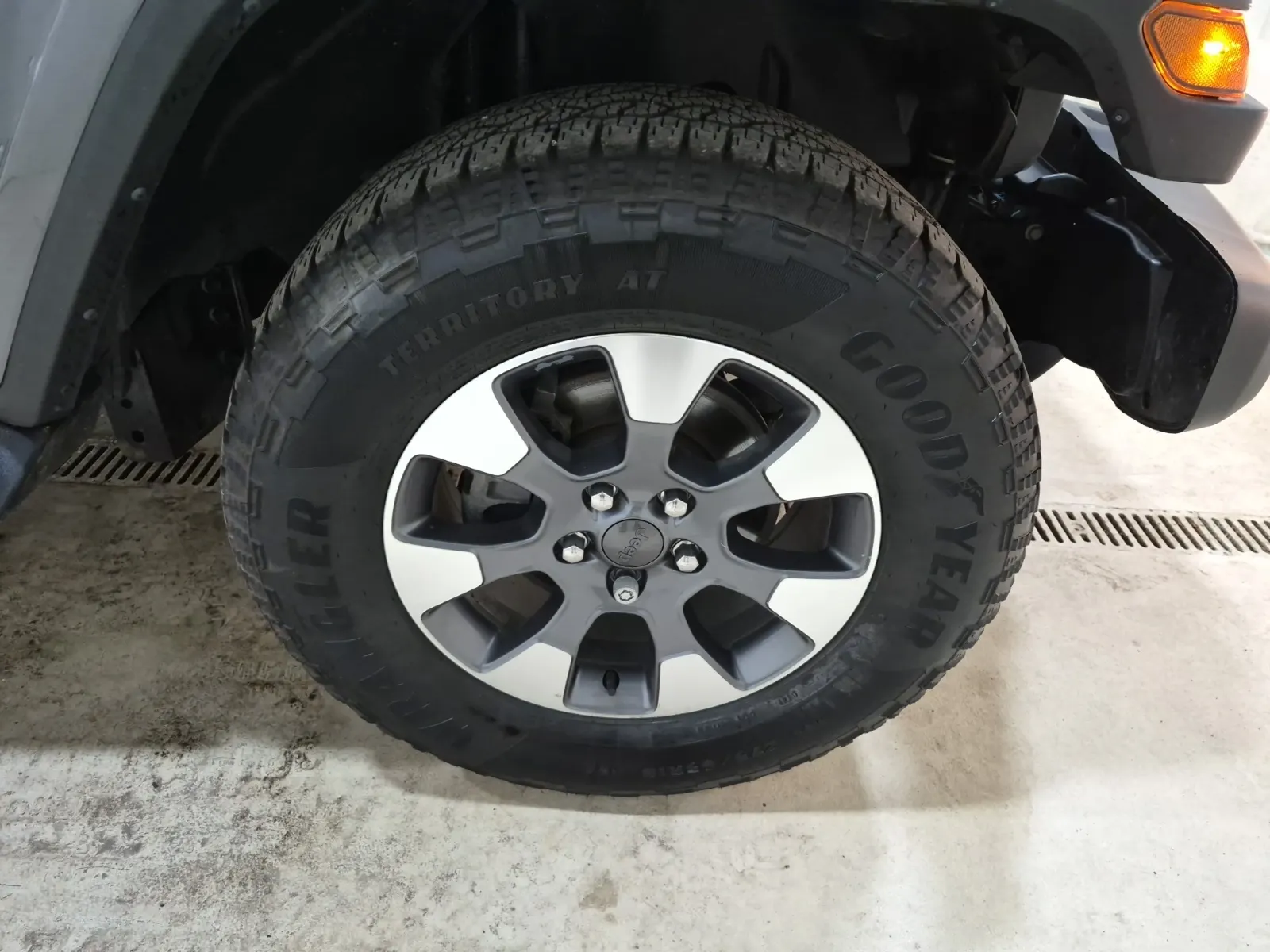Right Front Wheel/Tire Photo