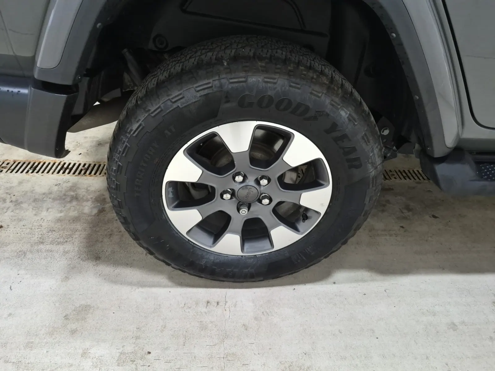 Right Rear Wheel/Tire Photo