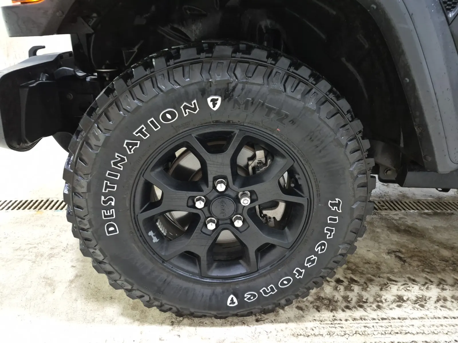 Front driver wheel/tire photo