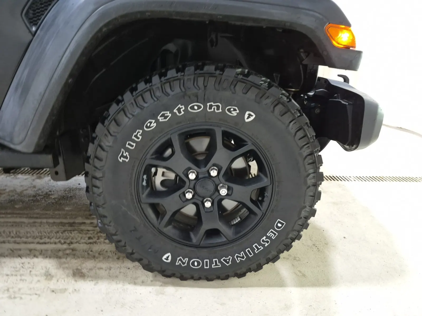 Right Front Wheel/Tire Photo