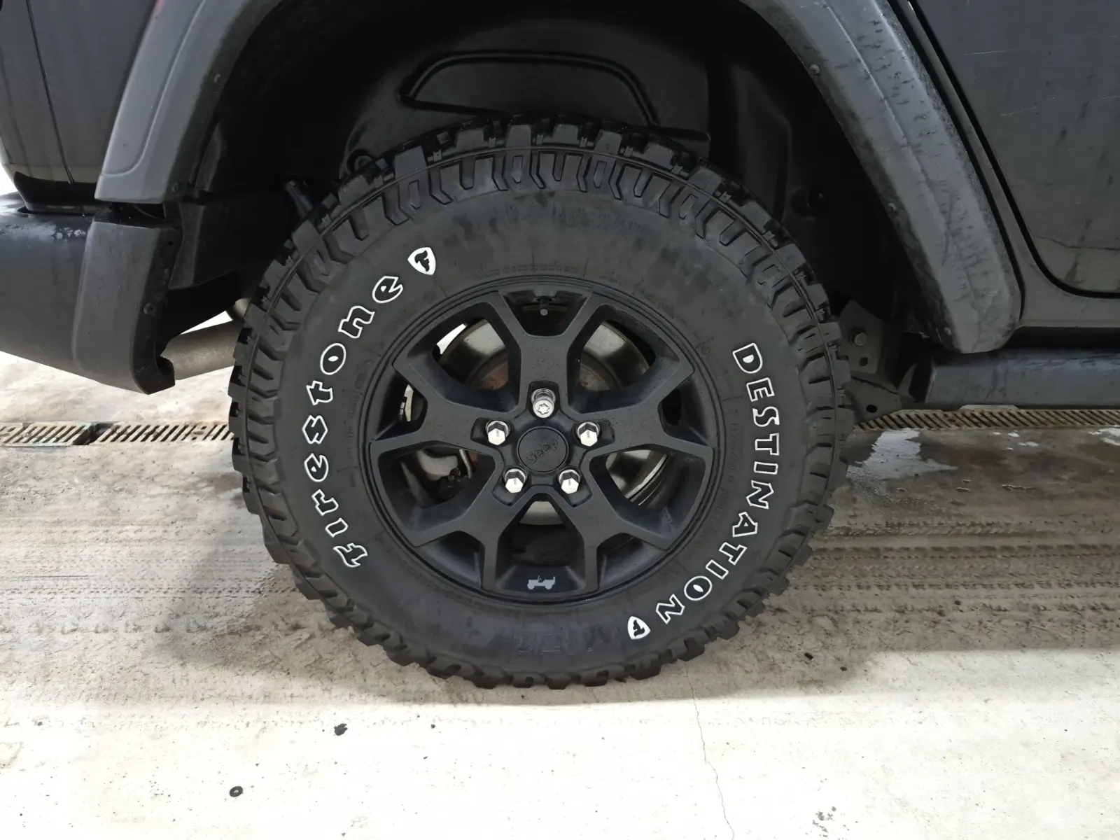 Right Rear Wheel/Tire Photo