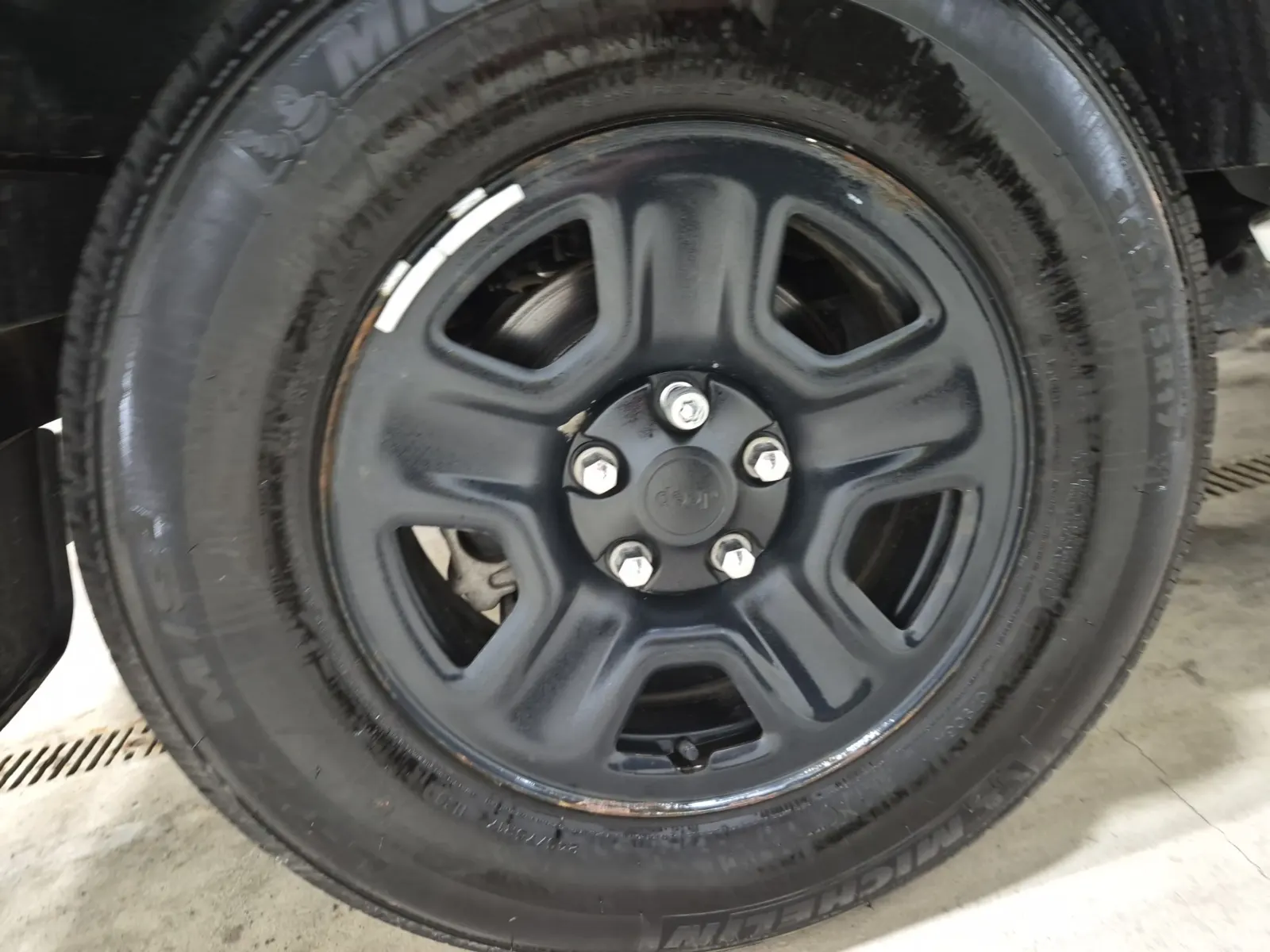Right Rear Wheel/Tire Photo