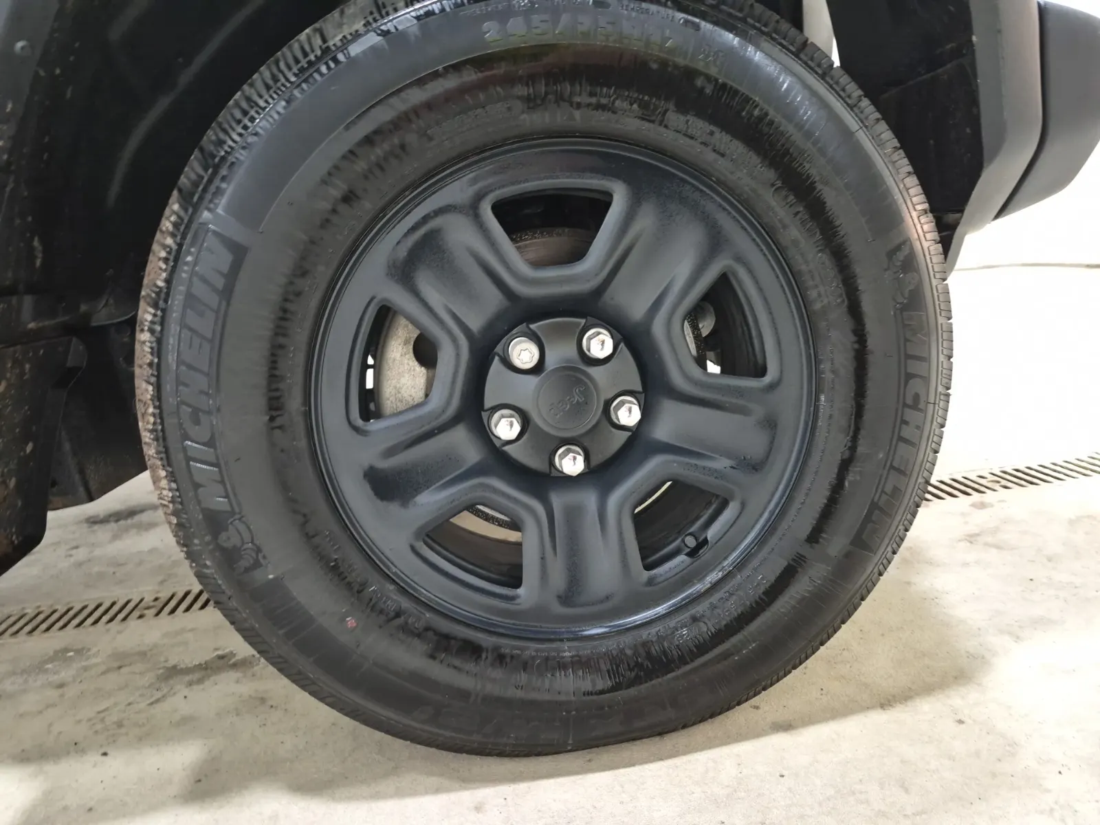 Right Front Wheel/Tire Photo