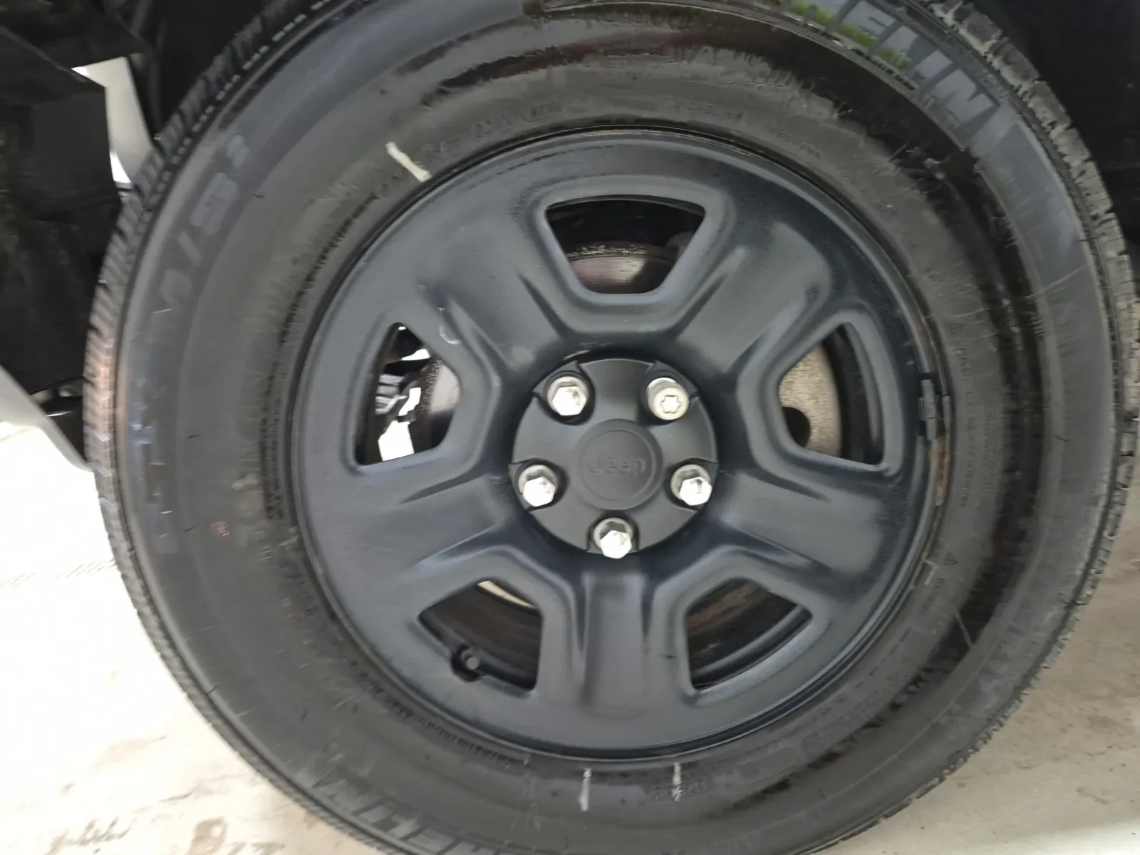 Front driver wheel/tire photo