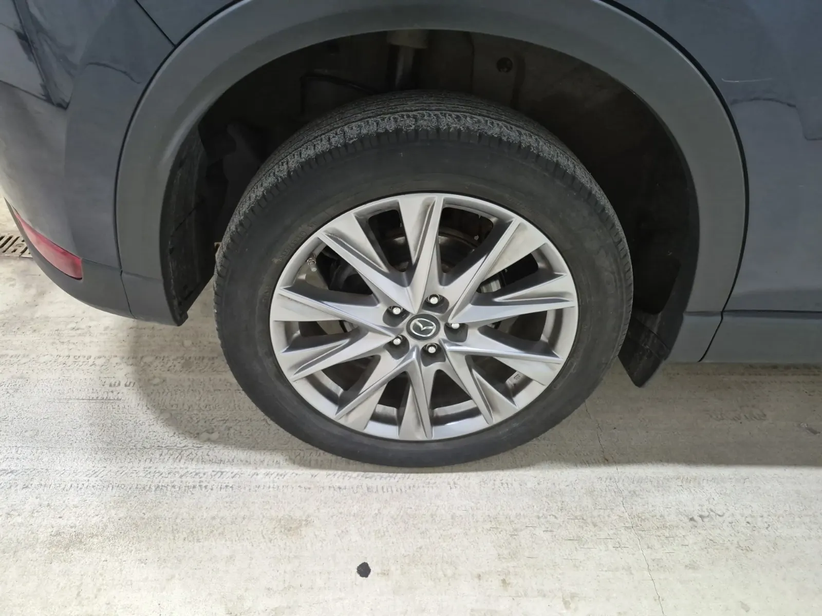 Right Rear Wheel/Tire Photo