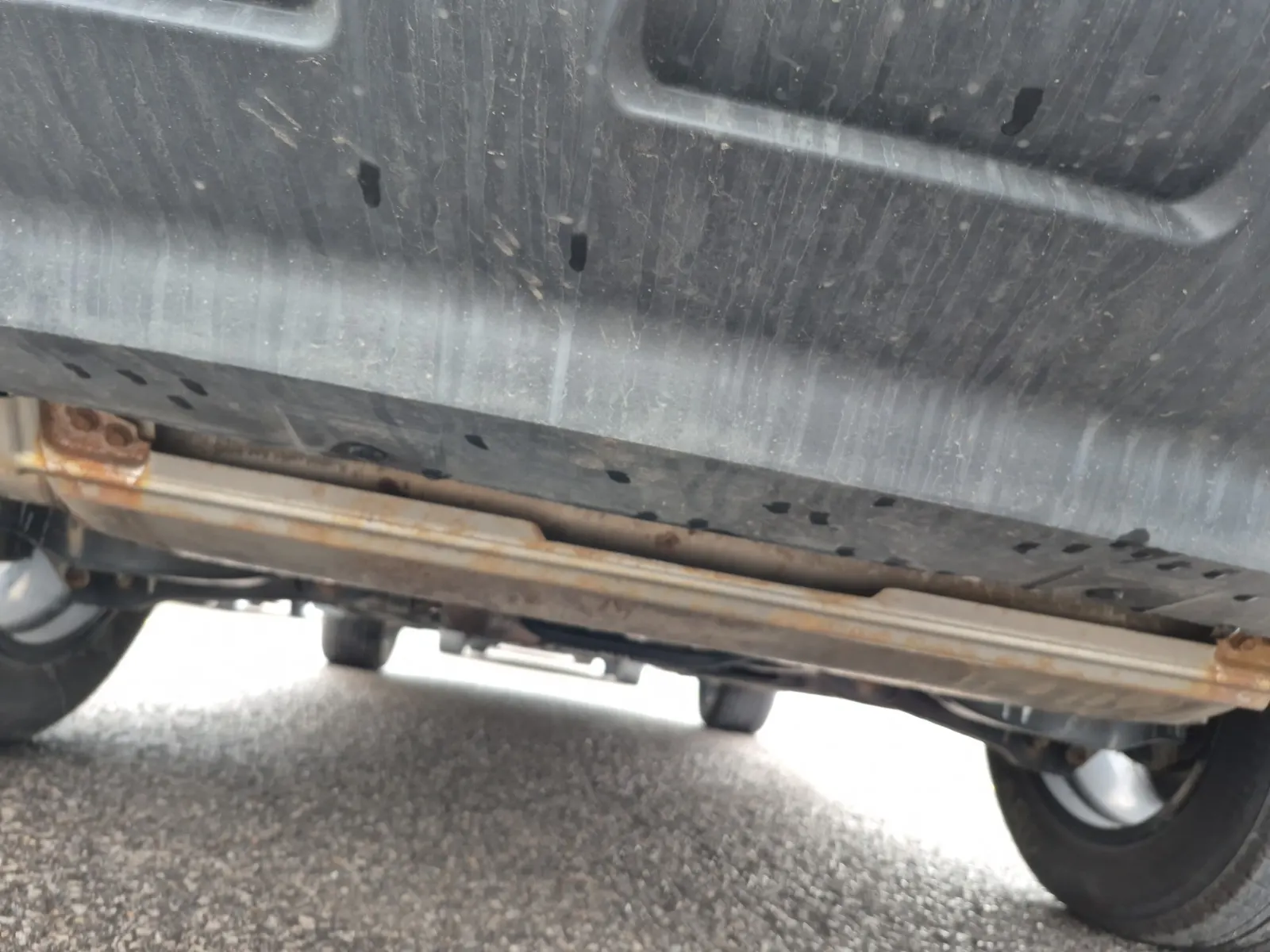 Undercarriage - Rear Photo