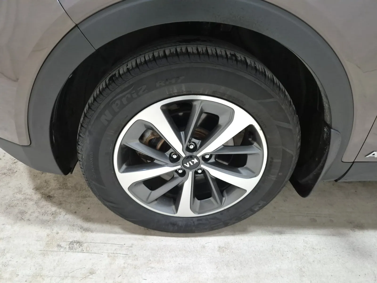 Front driver wheel/tire photo