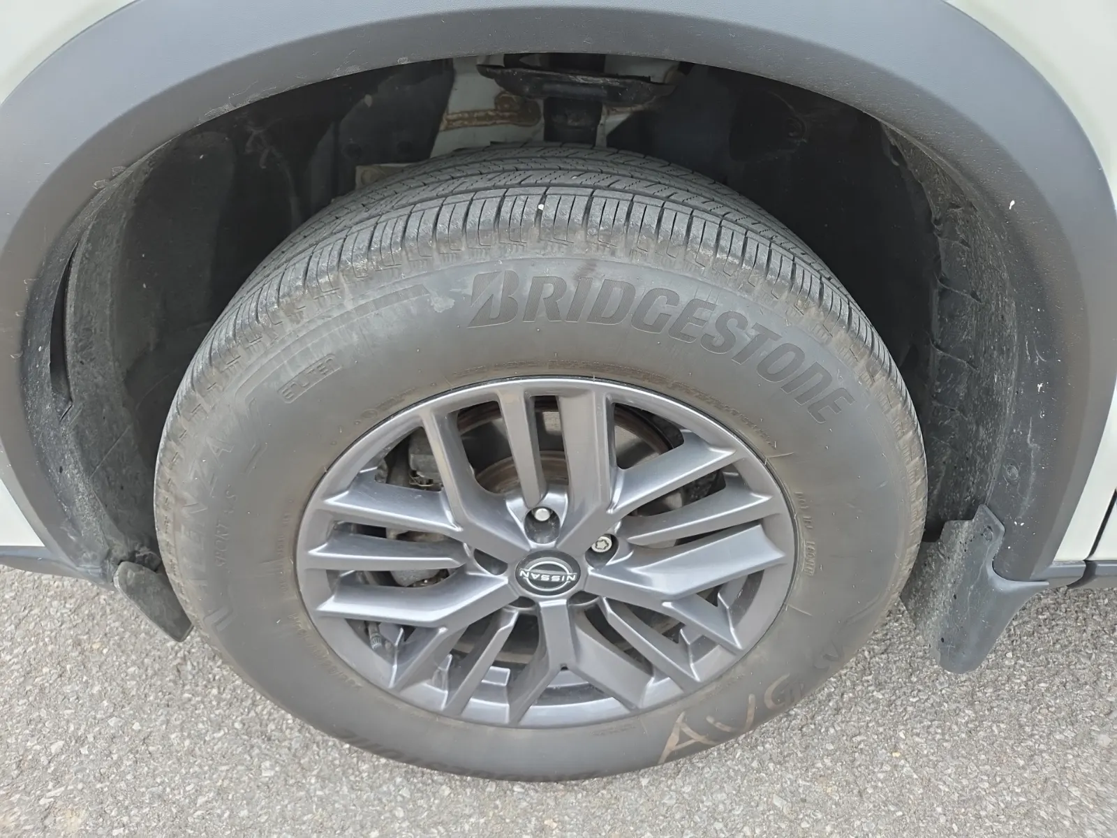 Front driver wheel/tire photo
