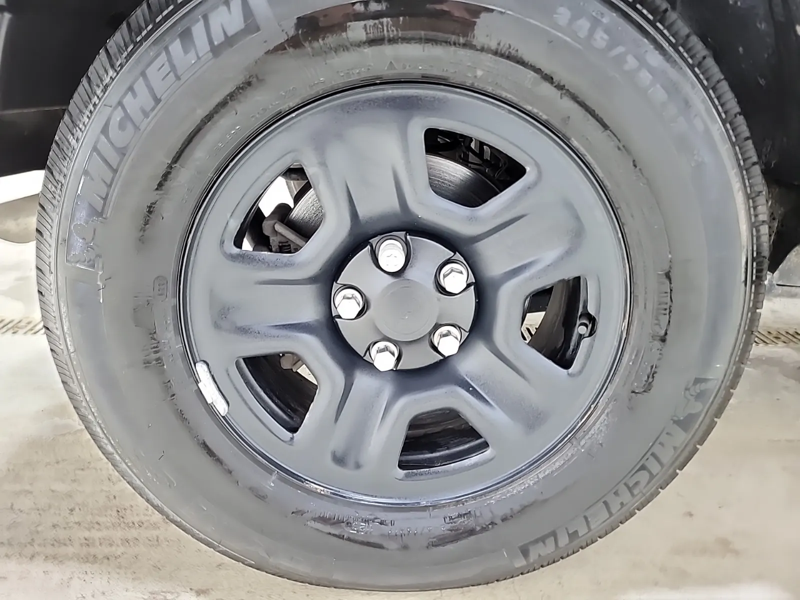 Right Rear Wheel/Tire Photo
