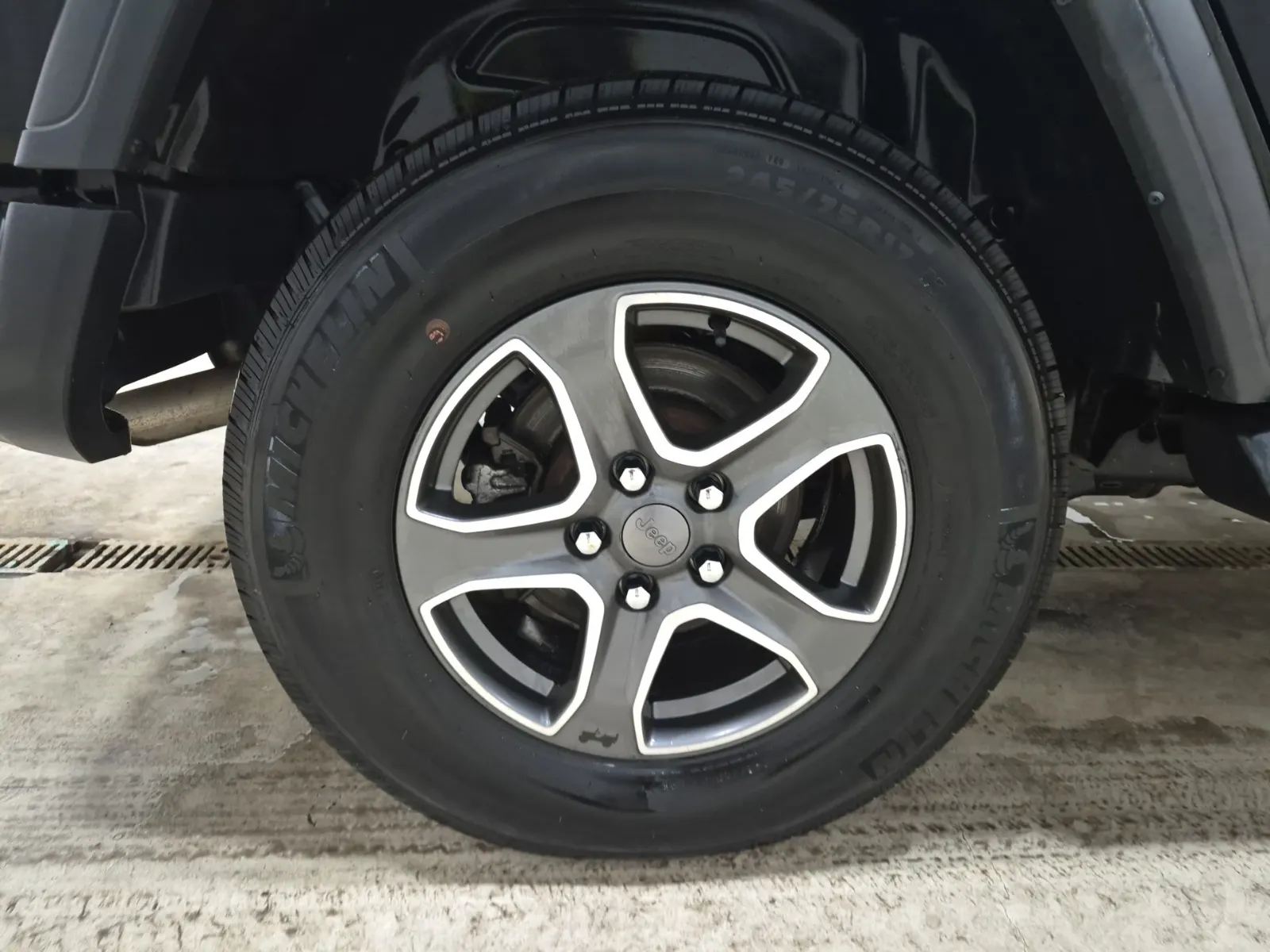 Right Rear Wheel/Tire Photo