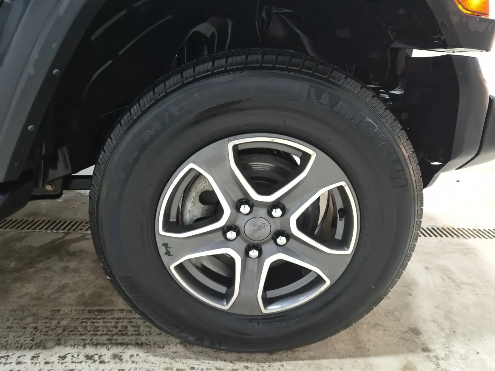 Right Front Wheel/Tire Photo