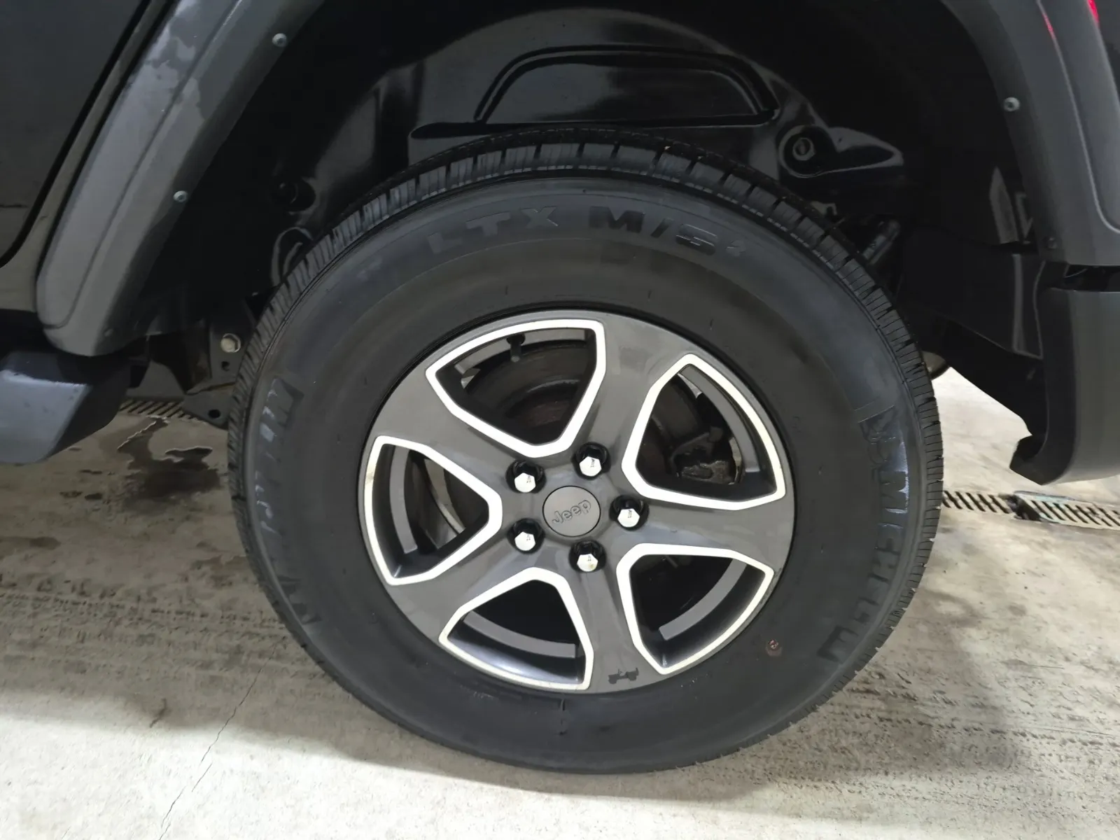 Left Rear Wheel/Tire Photo