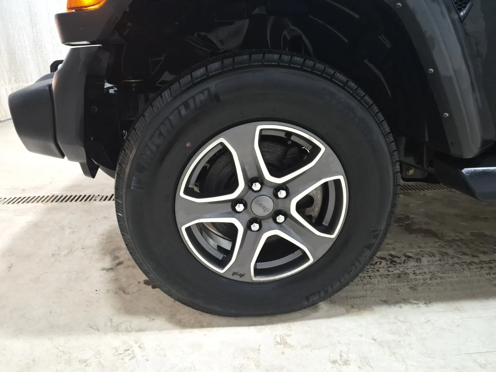 Front driver wheel/tire photo