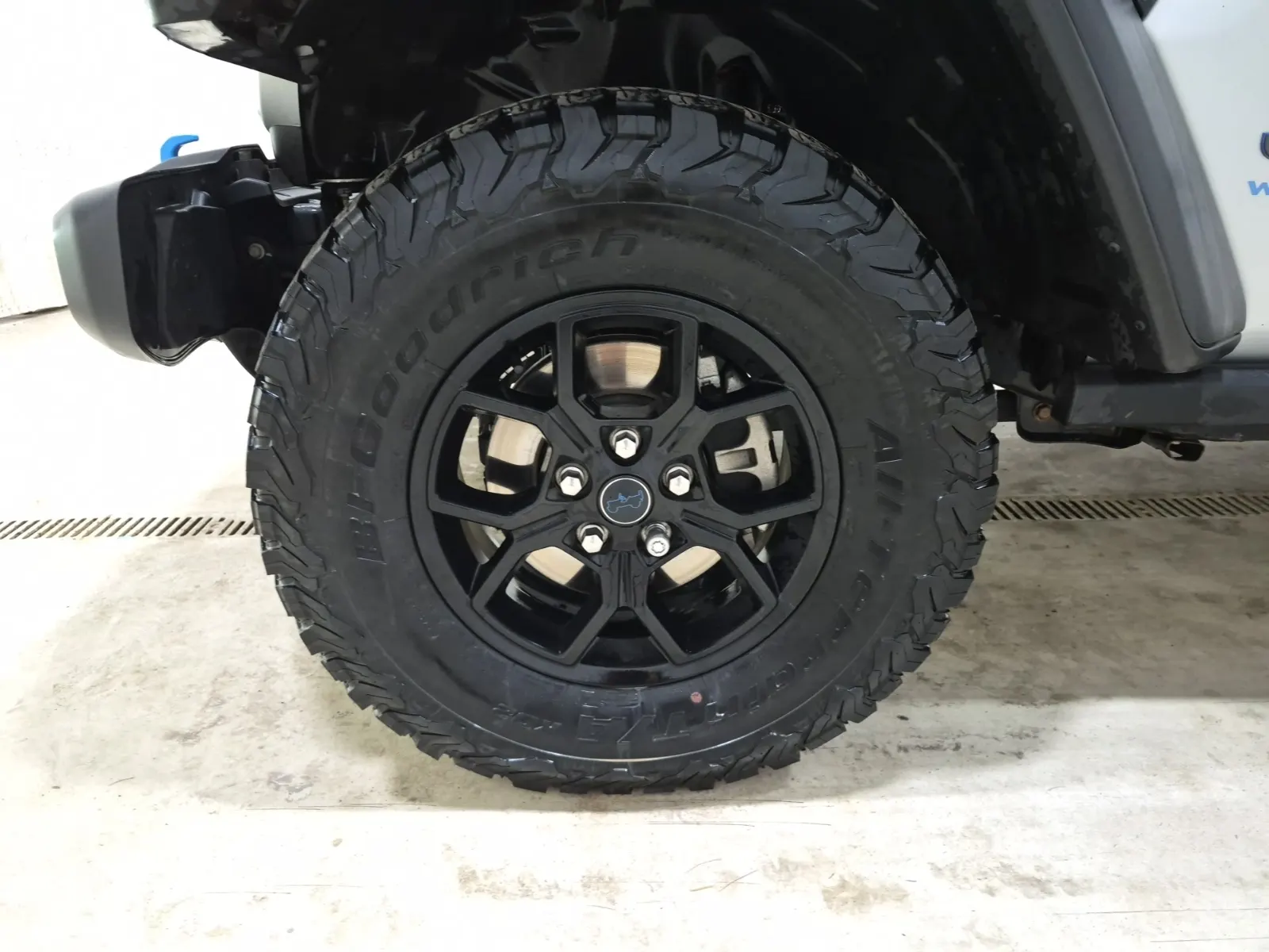 Front driver wheel/tire photo