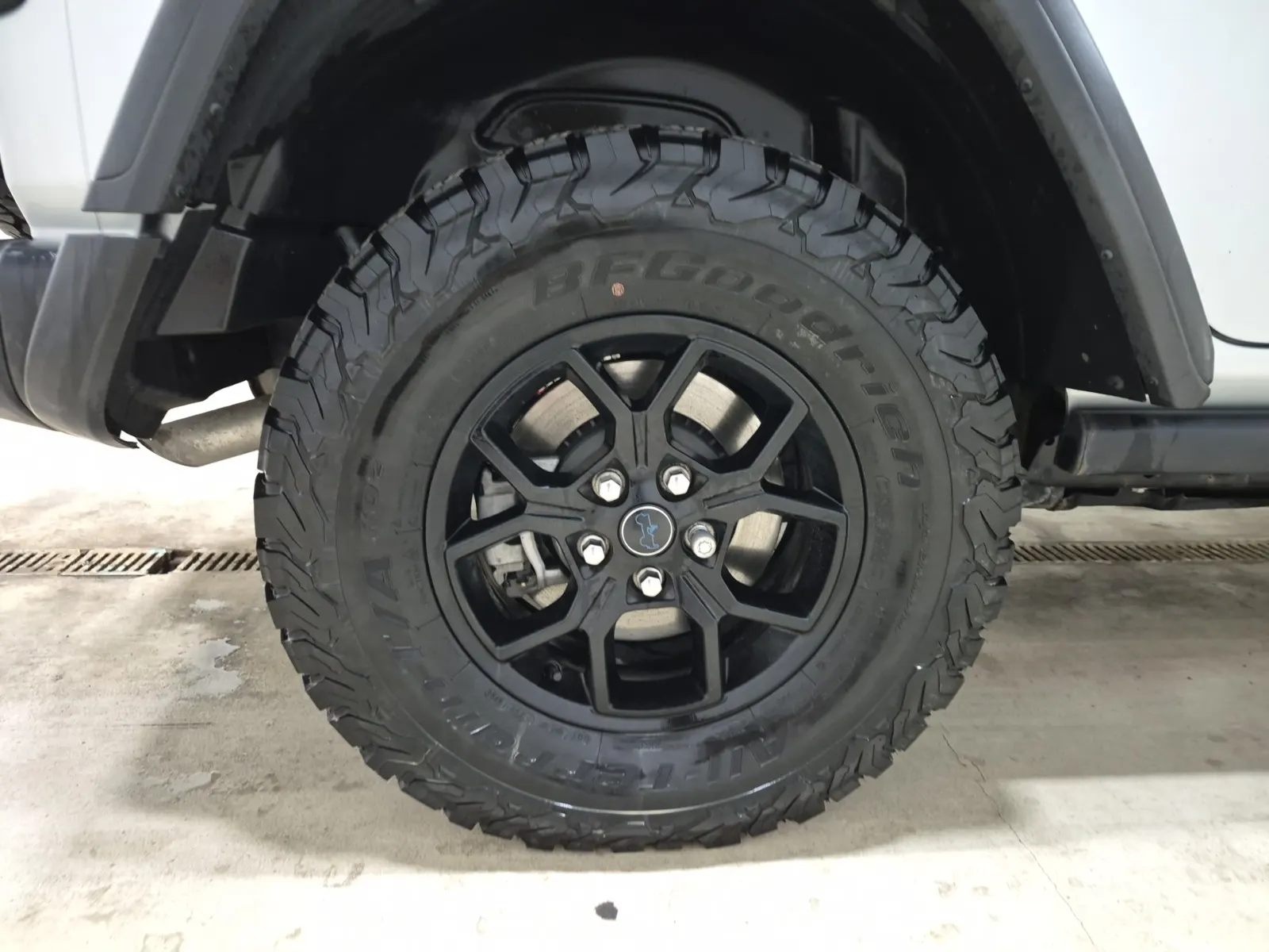 Right Rear Wheel/Tire Photo