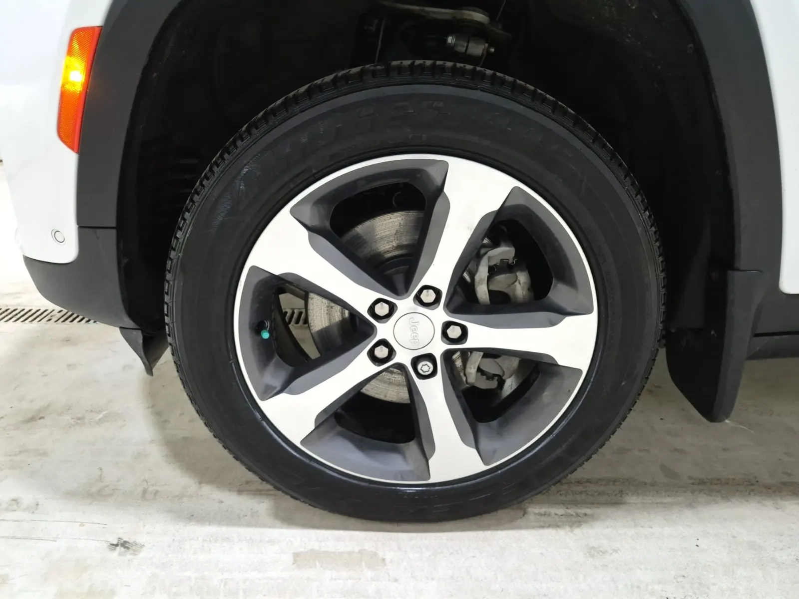 Front driver wheel/tire photo