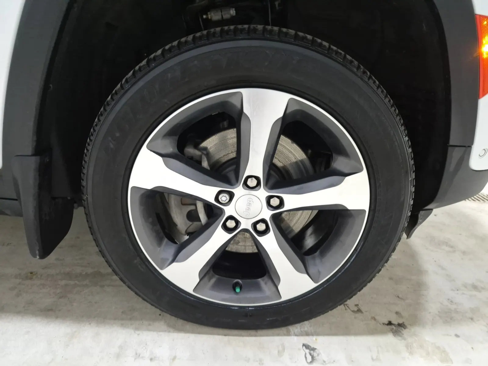 Right Front Wheel/Tire Photo