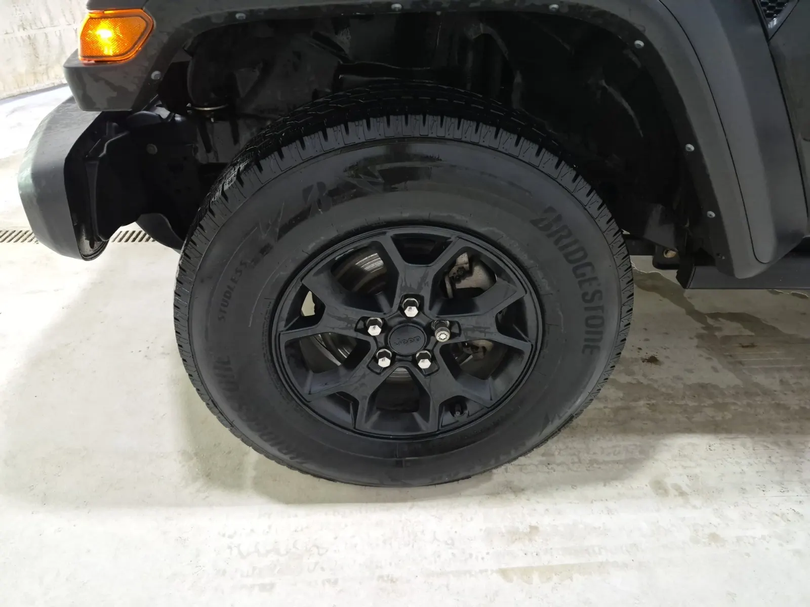 Front driver wheel/tire photo
