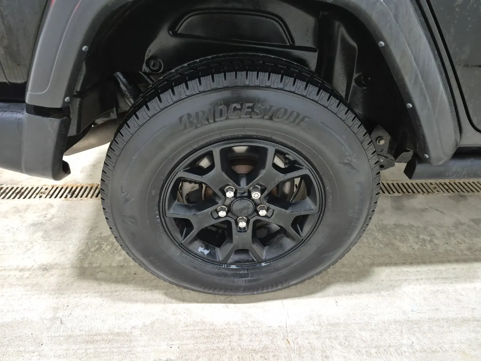 Right Rear Wheel/Tire Photo